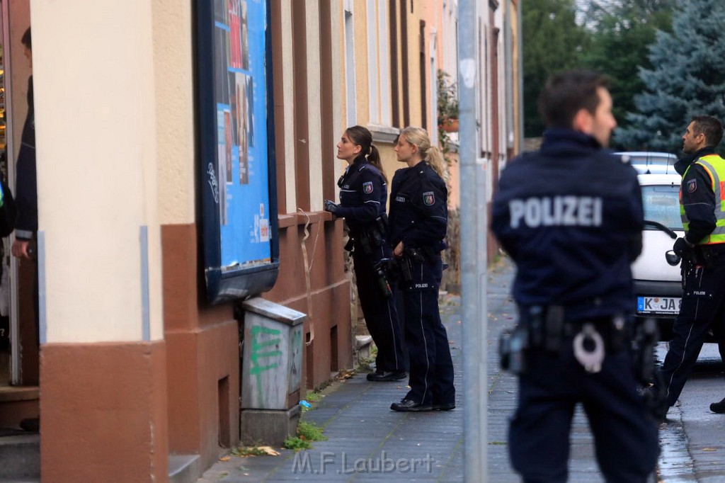 Einsatz BF Pol SEK Bedrohungslage Koeln Buchheim Herlerstr P18.jpg